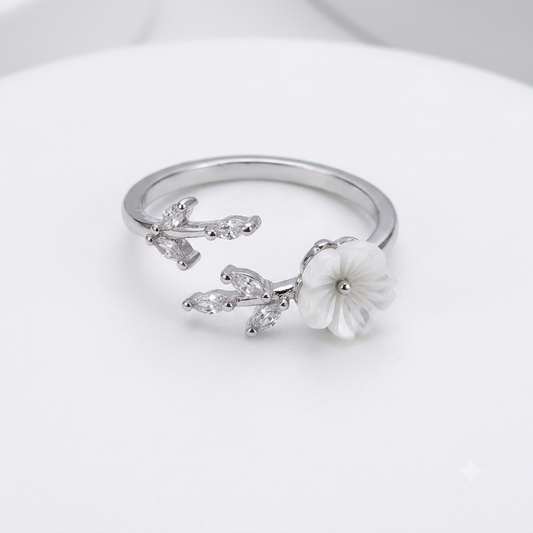 Ring｜Blooming White Floral Open Ring | Adjustable Statement Ring